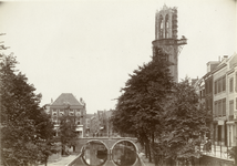 19972 Gezicht op de Oudegracht Tolsteegzijde te Utrecht met in het midden de Gaardbrug.